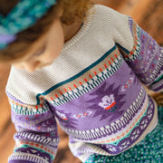 Zoom détails du chandail beige et mauve en tricot, bébé
