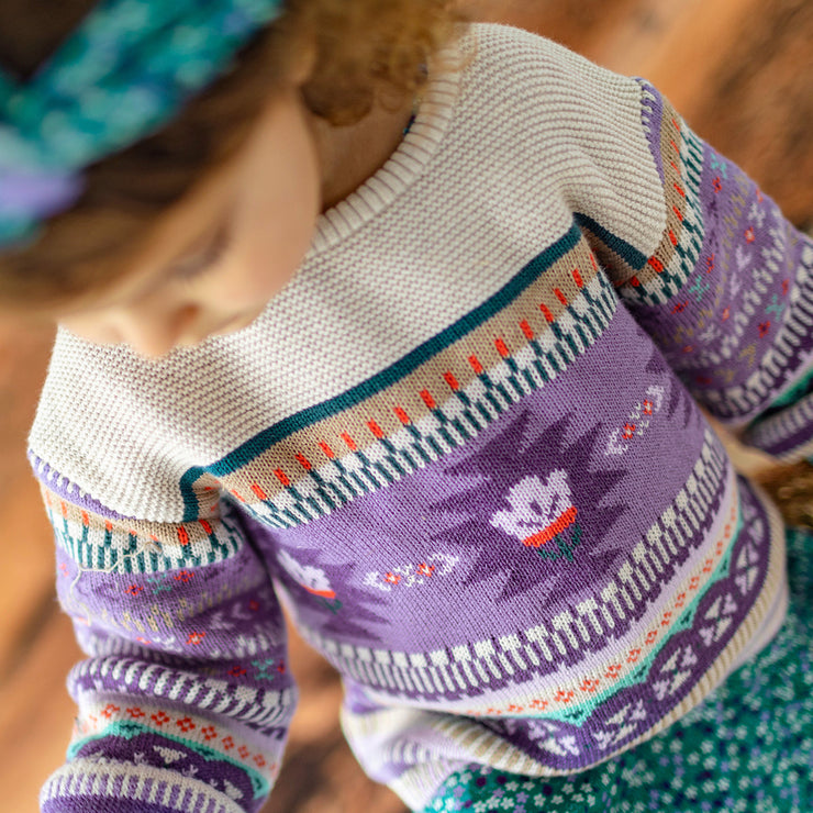 Zoom détails du chandail beige et mauve en tricot, bébé