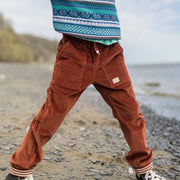 Photo d'un enfant portant le pantalon brun en velours côtelé, enfant