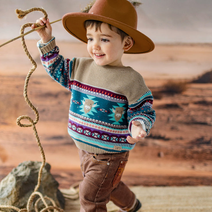 Photo d'un enfant portant le jean bourgogne coupe régulière, bébé