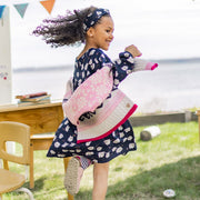 Photo d'un enfant portant le bandeau bleu marine à motifs, enfant