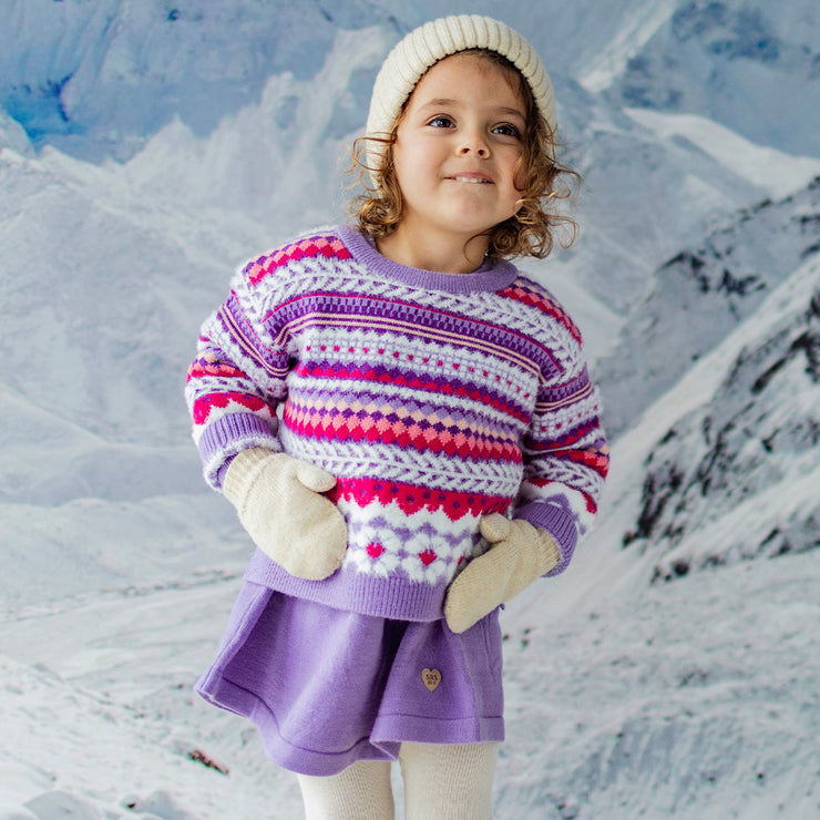 Photo d'un enfant portant le chandail mauve en tricot avec motifs, bébé