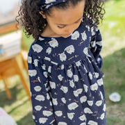 Photo d'un enfant portant la robe bleu marine à motifs, enfant