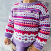 Photo d'un enfant portant le chandail mauve en tricot avec motifs, bébé
