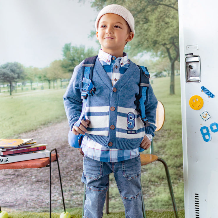 Photo d'un enfant portant le jean bleu coupe régulière, enfant