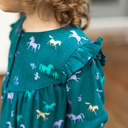 Zoom détails de la robe turquoise à motifs, bébé