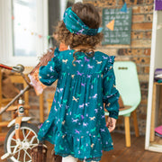 Photo de dos d'un enfant portant la robe turquoise à motifs, bébé