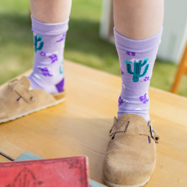 Photo d'un enfant portant les chaussettes mauves à motifs, enfant