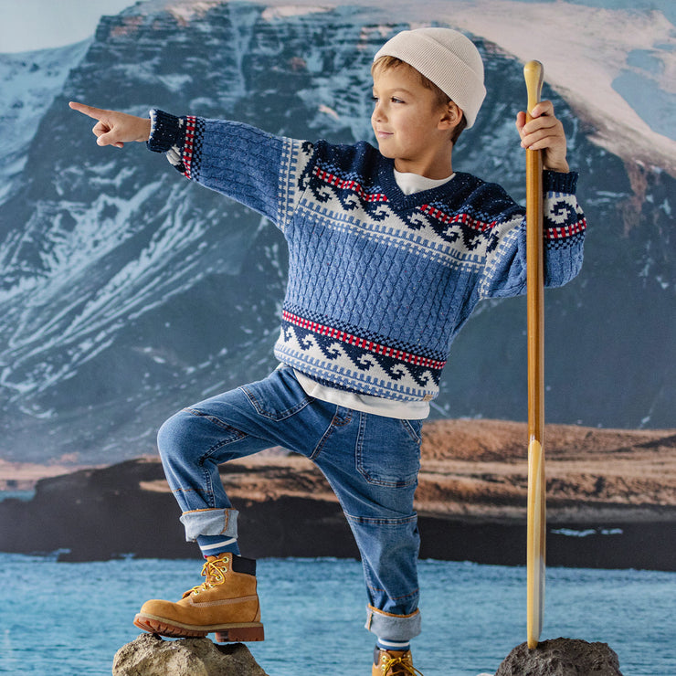 Photo d'un enfant portant le chandail bleu en tricot torsadé, enfant