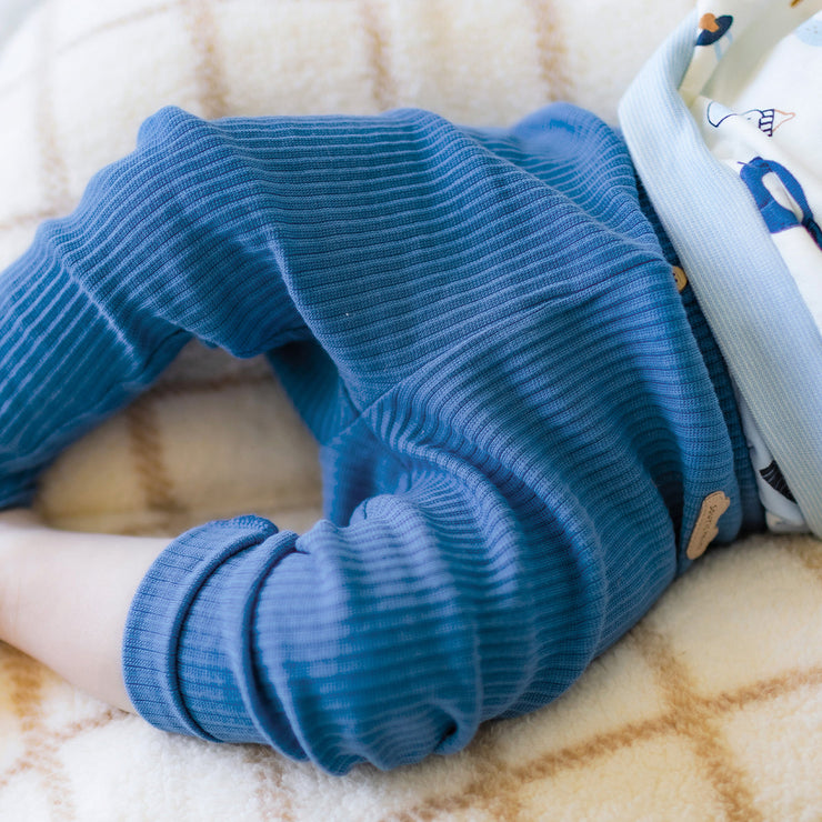 Photo d'un bébé portant le legging bleu en tricot côtelé, naissance