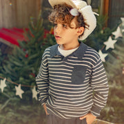 Photo d'un enfant portant le polo gris en tricot avec rayures, enfant