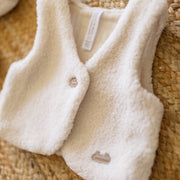 Présentation de la veste sans manches crème en sherpa, naissance