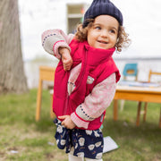 Photo d'un bébé portant la veste doudoune sans manches rouge framboise, bébé