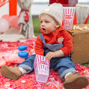 Photo d'un enfant portan la salopette bleue en denim, bébé