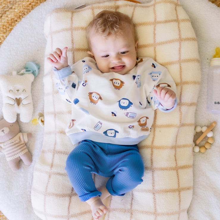 Photo d'un enfant portant le chandail crème à motifs, naissance
