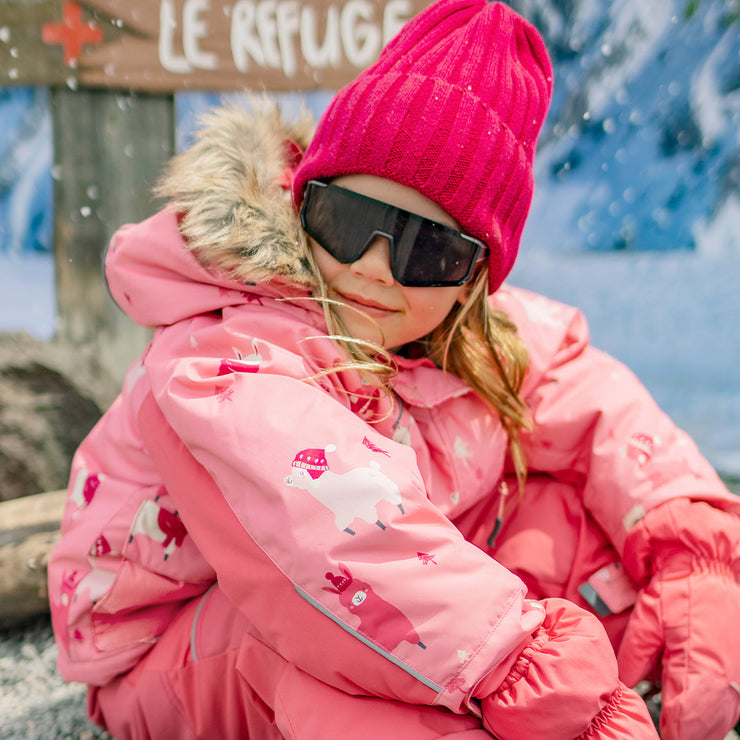Photo d'un enfant portant la tuque rose framboise en tricot, enfant
