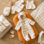 Présentation de l'une pièce crème en sherpa, naissance