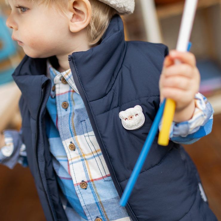 Photo d'un bébé portant la veste doudoune sans manches bleu marine, bébé