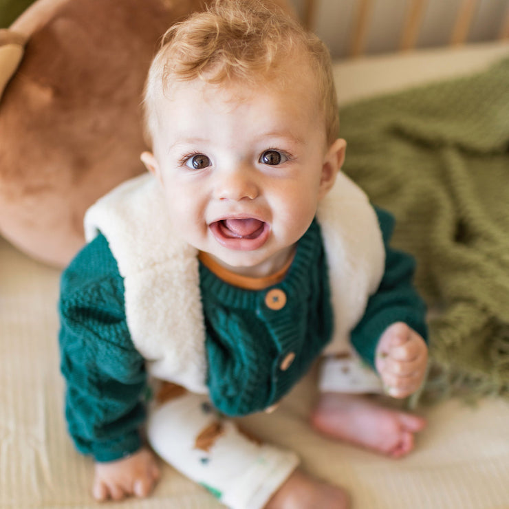 Photo d'un bébé portant la veste sans manches crème en sherpa, naissance