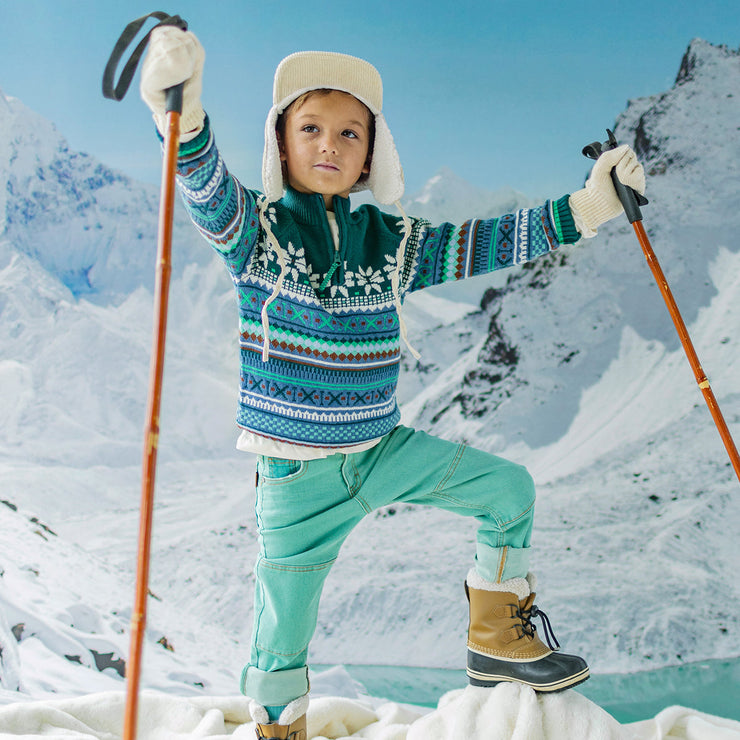 Photo d'un enfant portant le jean turquoise coupe régulière, enfant