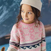 Photo d'un enfant portant le chandail rose en tricot, enfant