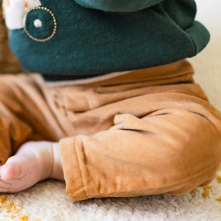 Zoom détails du pantalon brun en velours côtelé, naissance