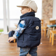 Photo d'un bébé portant la veste doudoune sans manches bleu marine, bébé