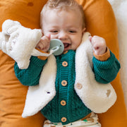 Photo d'un bébé portant la veste sans manches crème en sherpa, naissance