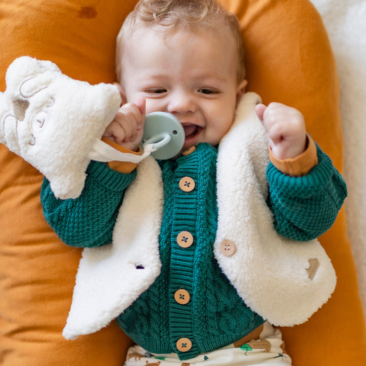 Photo d'un bébé portant la veste sans manches crème en sherpa, naissance