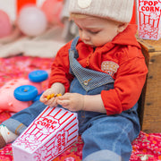 Photo d'un enfant portan la salopette bleue en denim, bébé
