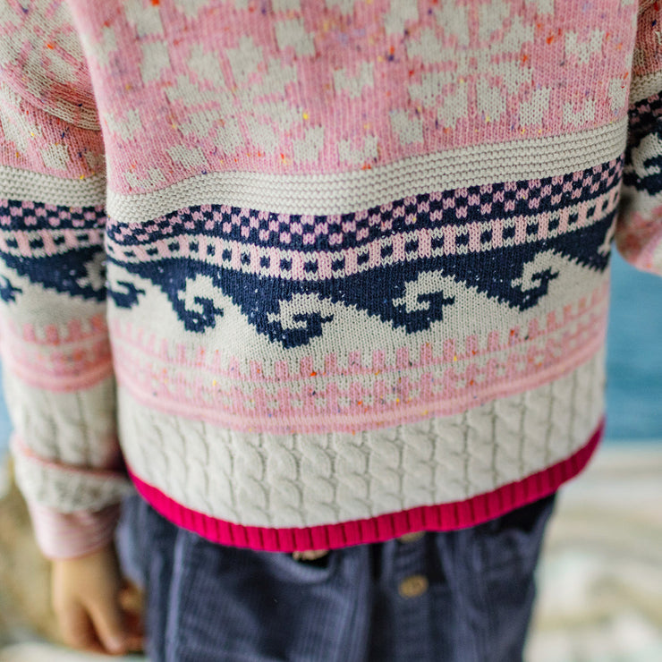 Zoom du chandail rose en tricot, enfant