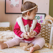 Photo enfant portant le chandail rose en tricot avec motif jacquard, naissance
