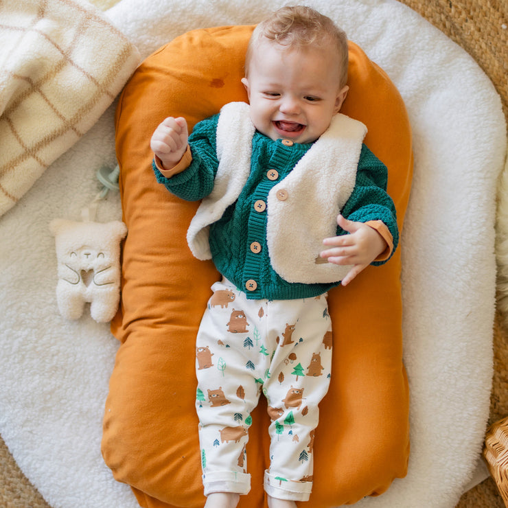 Photo d'un bébé portant le pantalon évolutif crème à motifs, naissance