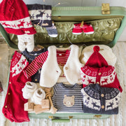 Zoom détails du cardigan rouge en tricot avec motifs jacquard, naissance