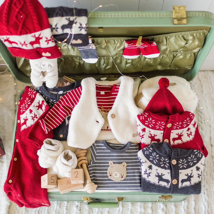 Zoom détails du cardigan rouge en tricot avec motifs jacquard, naissance