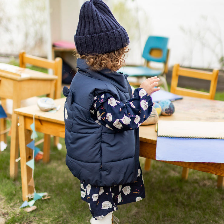 Photo d'un bébé portant la veste doudoune sans manches bleu marine, bébé