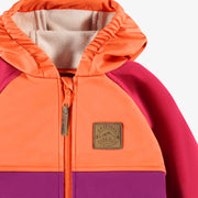 Zoom détails du manteau mauve, rose et orange en coquille souple, bébé