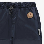 Zoom détails du pantalon d’extérieur bleu marine, bébé