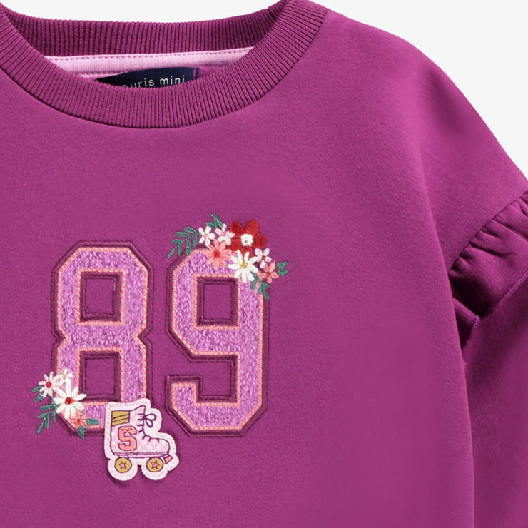 Zoom détail du chandail mauve avec broderie, bébé