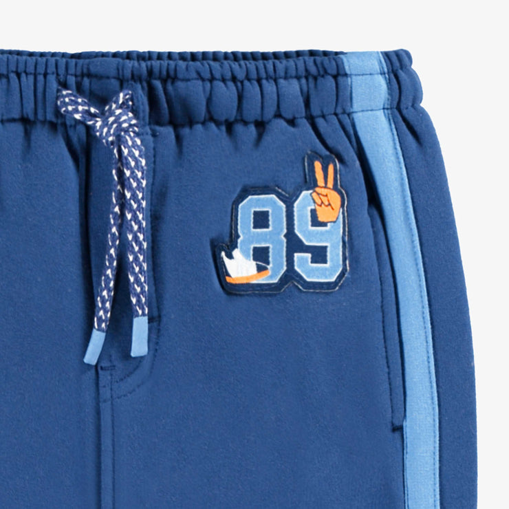 Zoom écusson du pantalon bleu style jogger, bébé