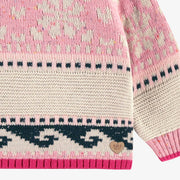 Zoom des détails du chandail rose en tricot, bébé