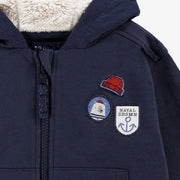Zoom détails de la veste bleu marine à capuchon, bébé