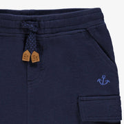 Zoom détails du pantalon bleu marine style jogger, bébé