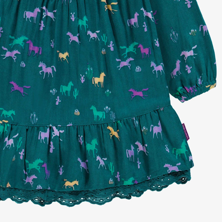 Zoom détails de la robe turquoise à motifs, bébé