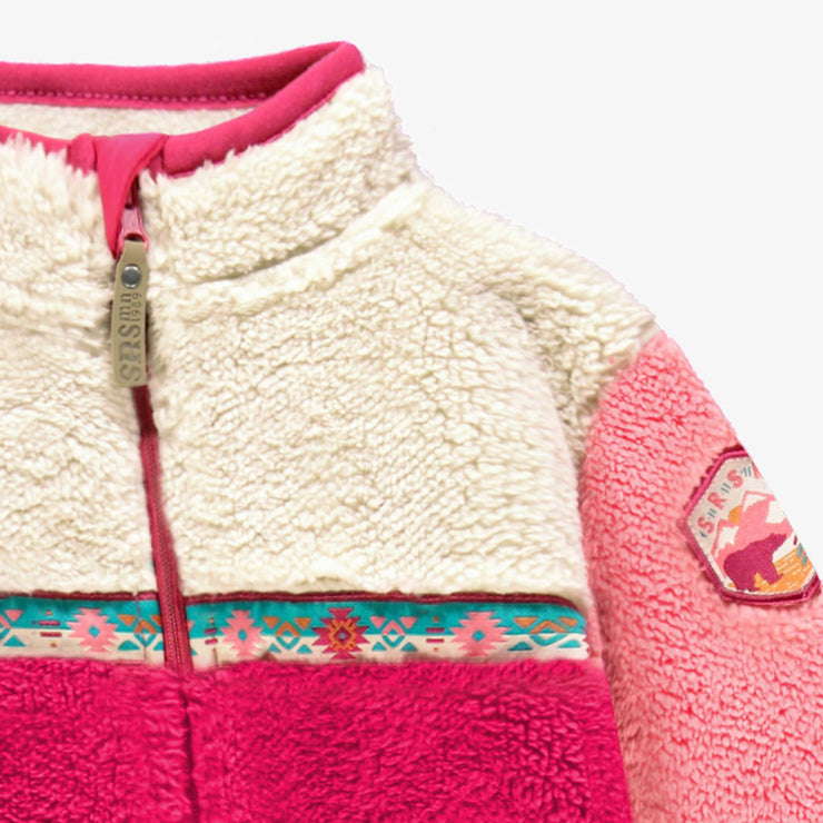 Zoom détails de l'une pièce rose en peluche, bébé