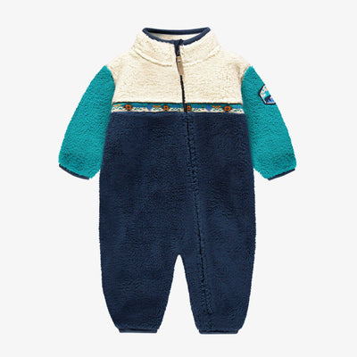Une pièce bleu en peluche, bébé
