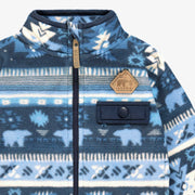 Zoom détails de la veste bleue en polar avec motifs, bébé