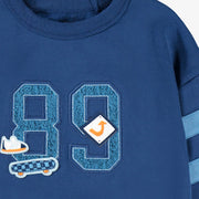 Zoom détails du chandail bleu avec broderie, enfant