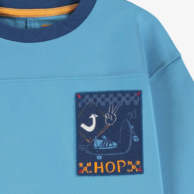 Zoom détails du t-shirt bleu à illustration brodée, enfant