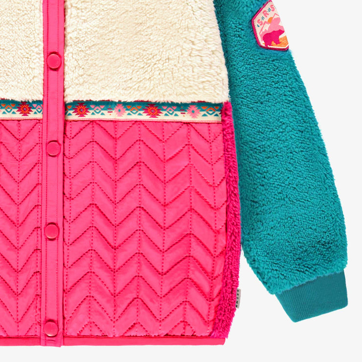 Zoom détails de la veste rose et turquoise en peluche, enfant